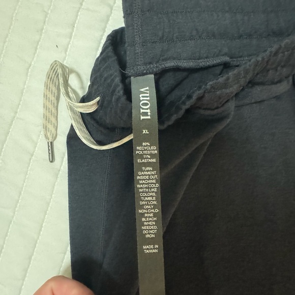 Vuori Women’s Performance Jogger in Midnight Heather - Picture 2 of 2